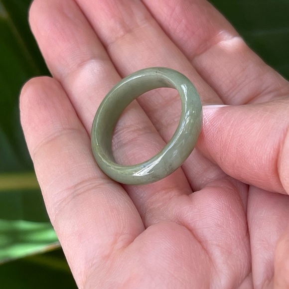 High quality spinach green jadeite jade size 10.5 ring - Picture 4 of 6